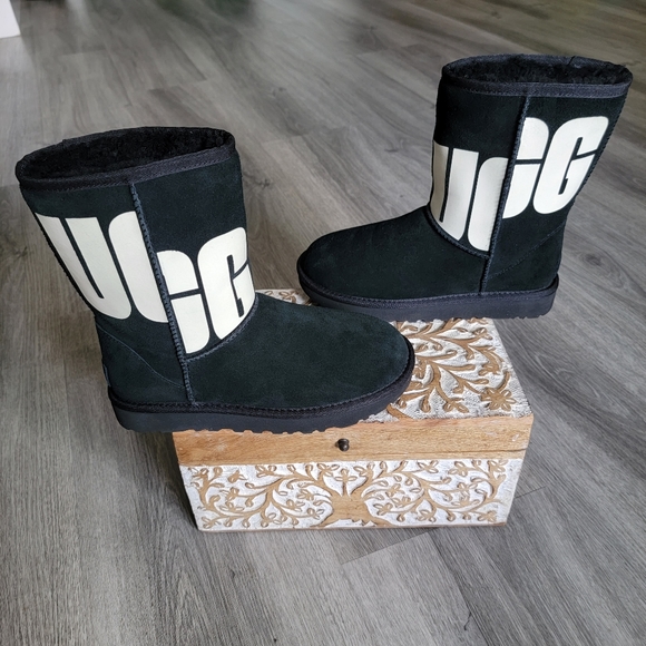 UGG Classic Short II Shopd Boot - Picture 2 of 10